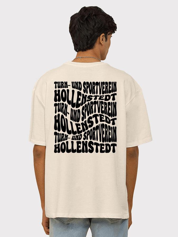 Rückansicht eines jungen Mannes in einem hellen T-Shirt mit schwarzem Schriftzug: "Turn- und Sportverein Hollenstedt".